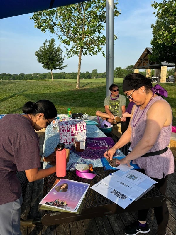 Making signs at marathon event